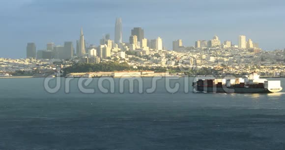 旧金山天际线前面4K有集装箱船视频的预览图