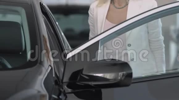 售货员请一个女人从里面检查汽车视频的预览图