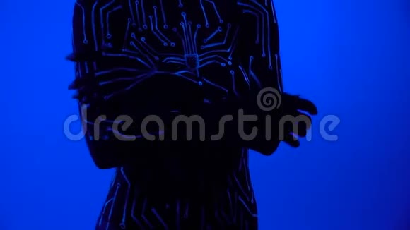 在夜店里一个穿着紫外线的女孩她的身体被画成一个微电路在音乐中跳舞视频的预览图