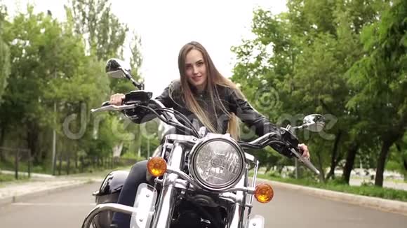 摩托车车轮后面一个女孩的肖像视频的预览图