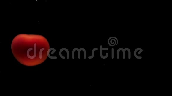 三个红色的假名在黑色的背景下落入透明的水中视频的预览图