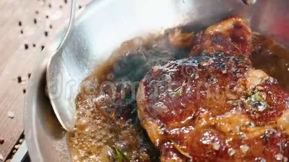 肉排是用黄油和油脂在煎锅上煎特写慢动作视频的预览图