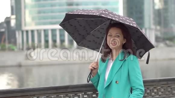 女士手拿伞站在雨中视频的预览图