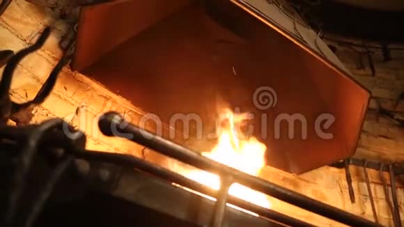 铁匠用一把旧铁锹在煤炉内点燃火焰以制造金属视频的预览图