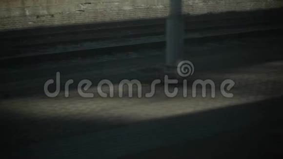 从车站缓慢开出的列车的主观复车视频的预览图