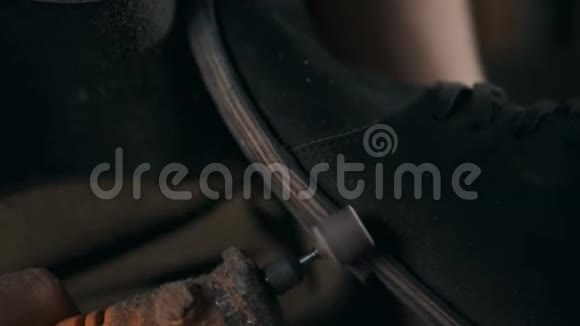 鞋匠为男士制鞋他打磨鞋底手工工艺制作厂皮靴视频的预览图