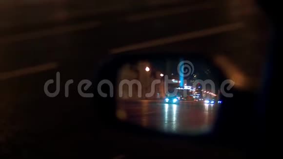 夜间城市灯光及交通背景车侧镜反射视频的预览图