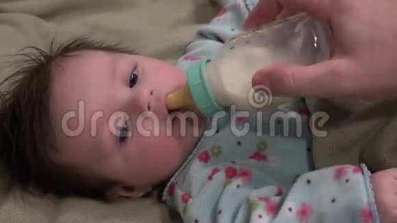 婴儿对牛奶很兴奋视频的预览图