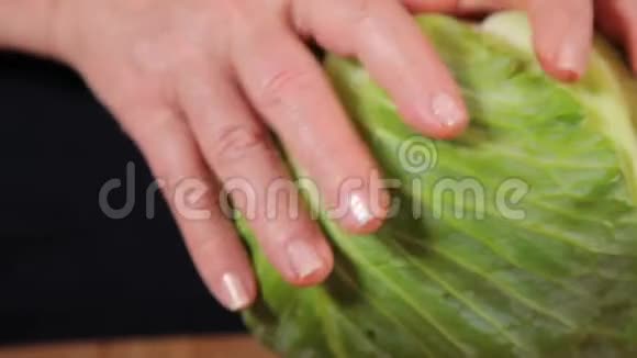 分离卷心菜的叶子视频的预览图