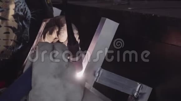 汽车修理厂的焊接工视频的预览图