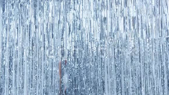 黑色混合种族模特魅力闪耀迪斯科风格银雨背景视频的预览图