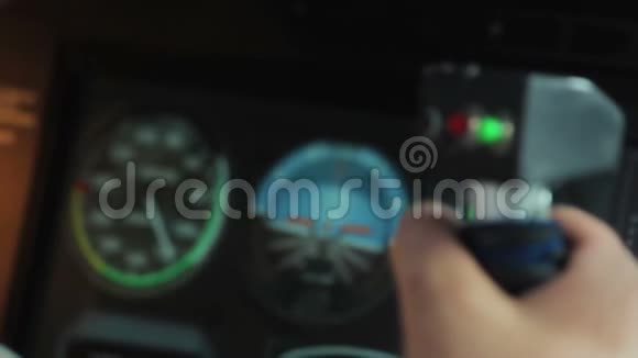 飞行员手操纵飞机的齿条聚焦及速度表飞行显示视频的预览图