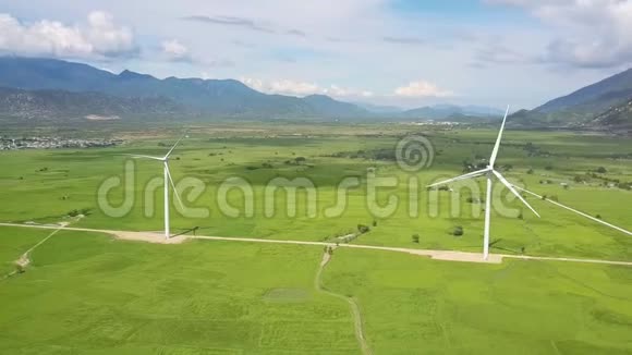 有风力发电机的草地上的云影视频的预览图
