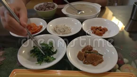 吃传统的韩国菜与小方菜称为班禅亚洲正宗美食视频的预览图