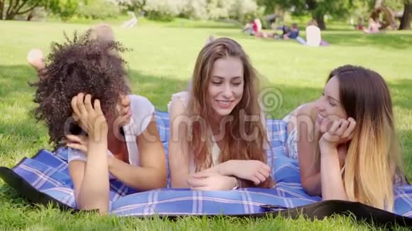 快乐的女人躺在草地上视频的预览图
