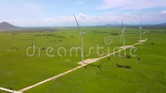 绿野间的几个风力发电塔视频的预览图