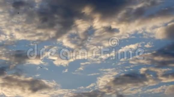 日落时分美丽的彩云视频的预览图
