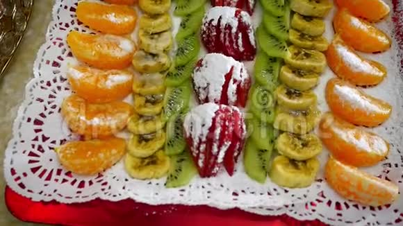节日甜点桌上水果多样性草莓猕猴桃香蕉普通话美丽食品设计视频的预览图