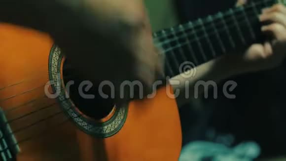 弹声吉他4K帅气的男人在调声吉他视频的预览图