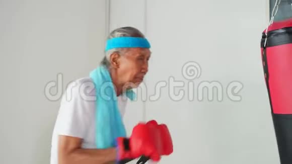老人打拳击袋视频的预览图