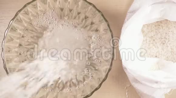 把白长粒米放在碗里视频的预览图