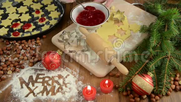 圣诞烘焙工艺红球圣诞装饰糕点面粉圣诞快乐在桌子上饼干视频的预览图