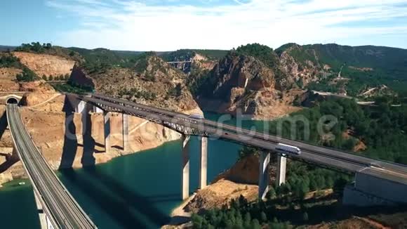 西班牙公路和铁路桥梁的鸟瞰图视频的预览图
