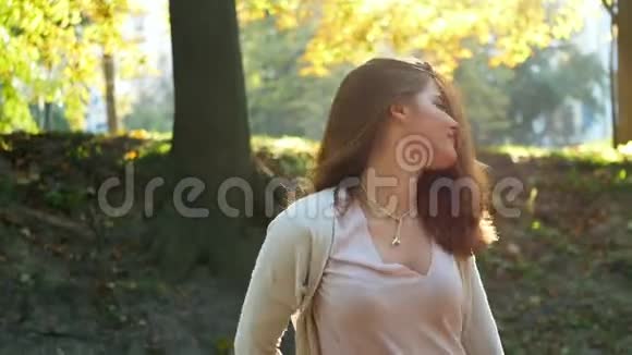 女子舞落日秋视频的预览图