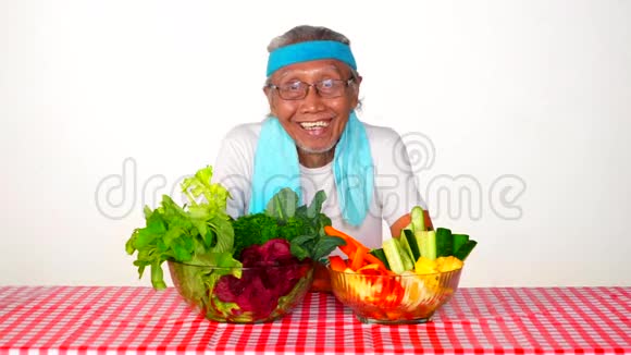 老人笑着吃蔬菜视频的预览图