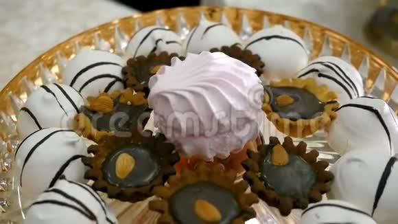 派对和庆典上的甜食漂亮的碗里面有棉花糖巧克力饼干和麦林果视频的预览图