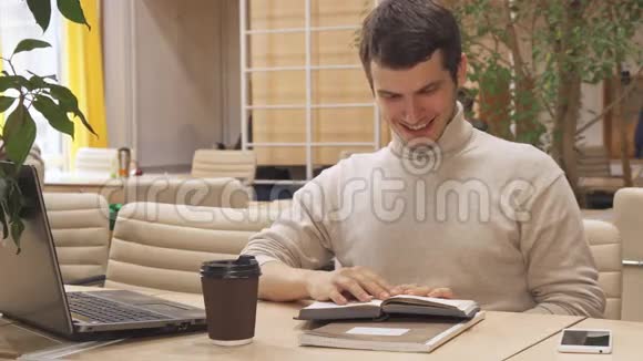 男人在工作中心喝咖啡视频的预览图