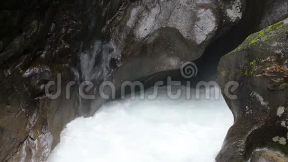 查看m野地格尔梭形莱特尔尼卡姆克拉姆峡谷蒂罗尔奥地利的水视频的预览图