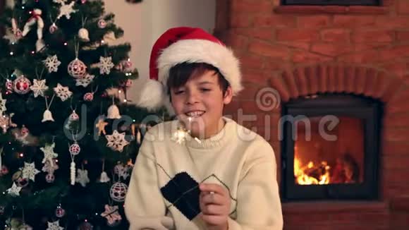 快乐的男孩与圣诞节的火花视频的预览图