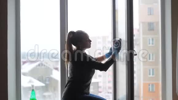 女孩在公寓里洗了一扇窗户视频的预览图