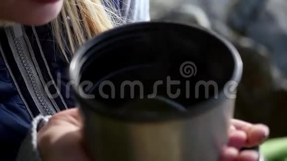 热水瓶里有美味的茶视频的预览图