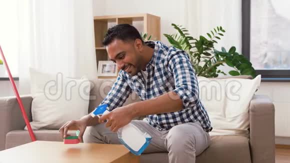 印度男人在家里用洗衣粉清洁桌子视频的预览图