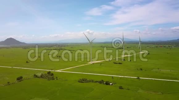 绿谷中缓慢旋转的风力涡轮机视频的预览图