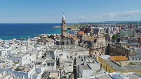 意大利垄断和蓝海海岸线老教堂视频的预览图