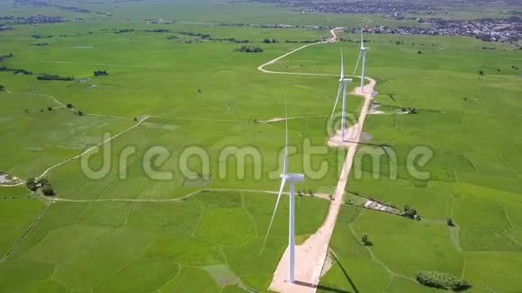 带风力发电机塔的绿色乡村景观视频的预览图