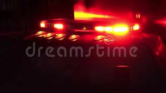 美国救护车灯条在夜间闪烁视频的预览图