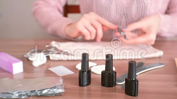 女人用剪刀剪指甲特写双手指甲油焦点视频的预览图