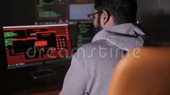 幕后的程序员它是计算机显示器上的专业编程代码视频的预览图