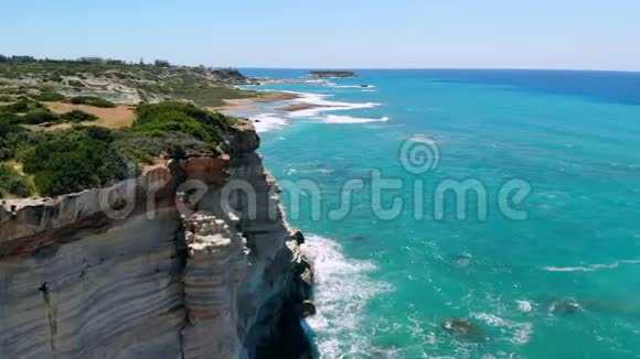 阳光明媚的塞浦路斯岩石地中海海岸鸟瞰图视频的预览图