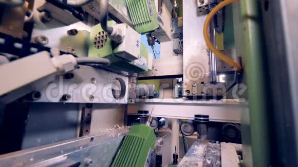 一台PVC型材加工机上的近景有几个头视频的预览图