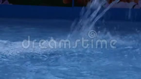 游泳池里的蓝色水射流儿童游乐园慢动作视频的预览图