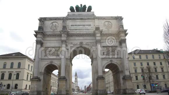 德国慕尼黑的凯旋门上有巴伐利亚和狮子雕像视频的预览图