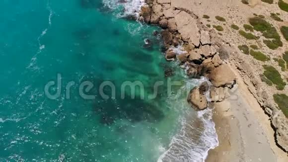 阳光明媚的塞浦路斯岩石地中海海岸鸟瞰图视频的预览图