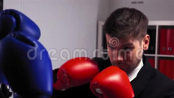 两名手套拳击和办公室打架的激烈竞争对手视频的预览图