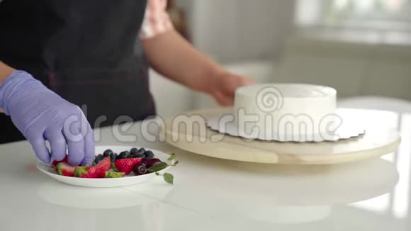这个女孩主要的糖果师装饰森林浆果草莓自制蛋糕视频的预览图