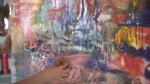 女艺术家在艺术工作室画一幅抽象画手的特写4千克视频的预览图